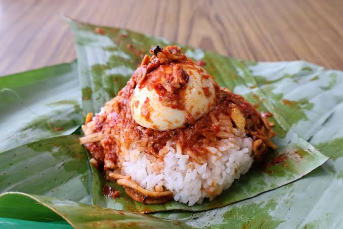 Ali Nasi Lemak Daun Pisang interior view