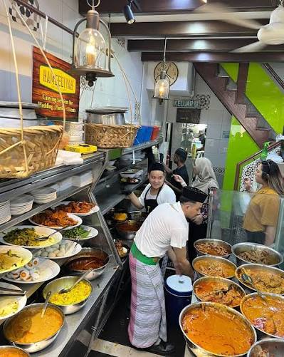 Nasi kandar with curry and fried chicken at Hameediyah Restaurant on Lebuh Campbell, Penang